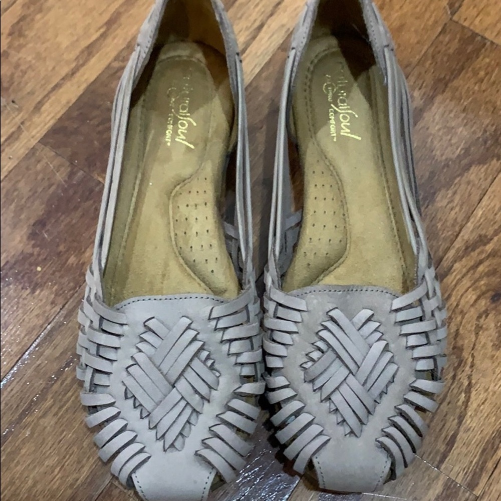 NEW- NEVER WORN all leather flats - Picture 1 of 8